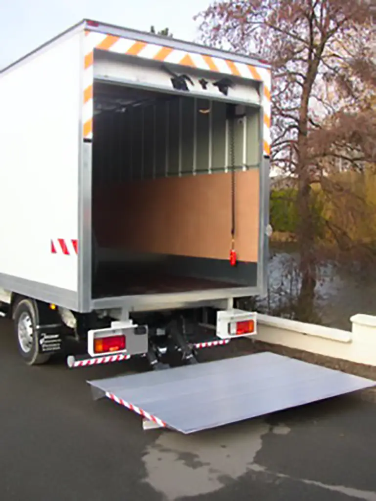 Livraison de SPA avec camion hayon